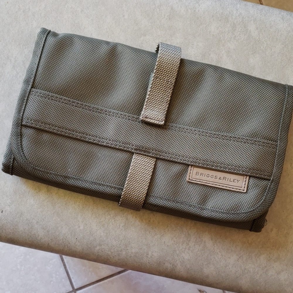 Briggs & Riley trifold travel toilety bag